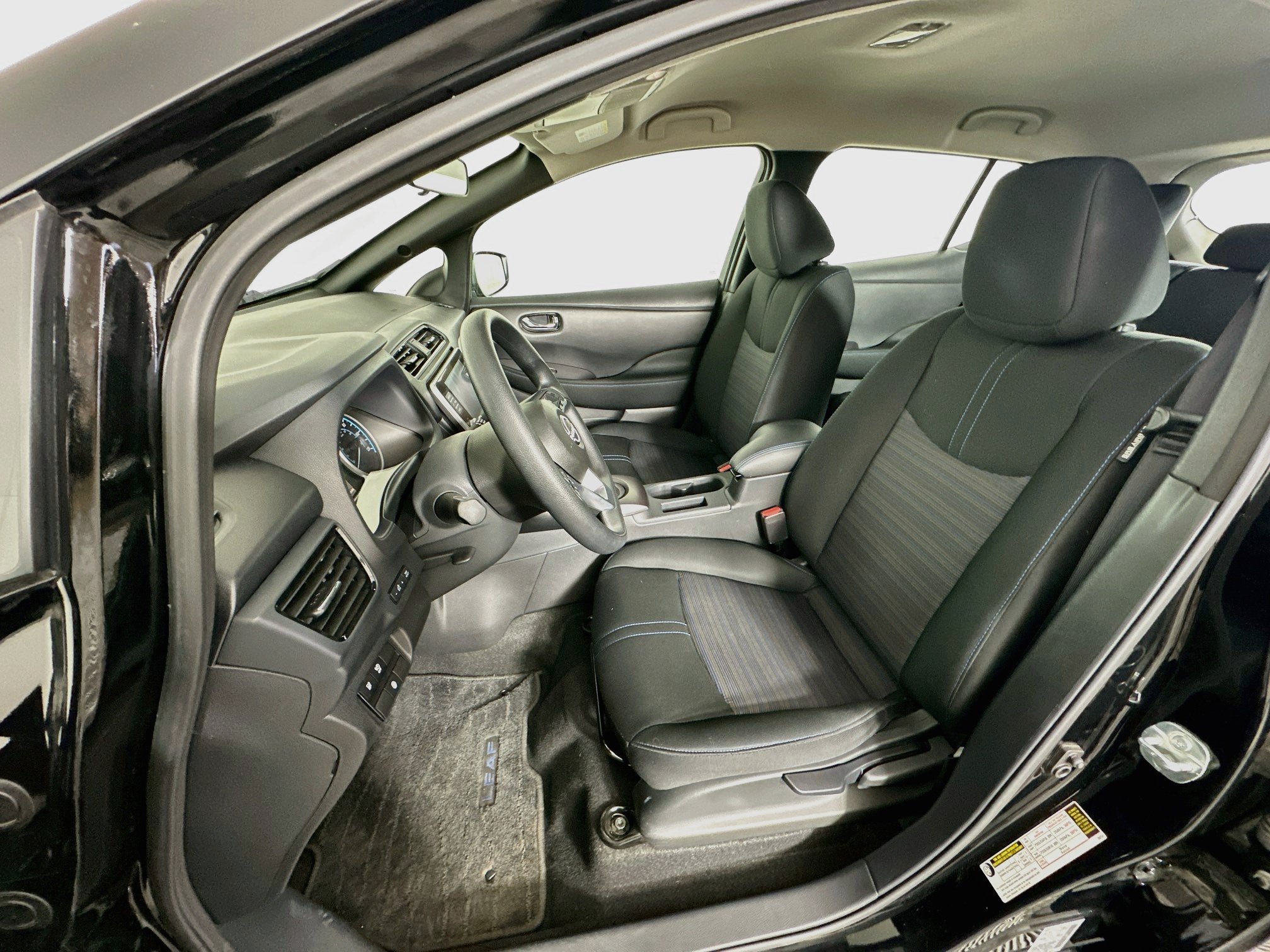 Used 2025 Nissan Leaf S FWD image 13