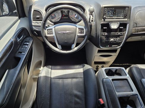 Used 2016 Chrysler Town & Country Touring FWD image 9