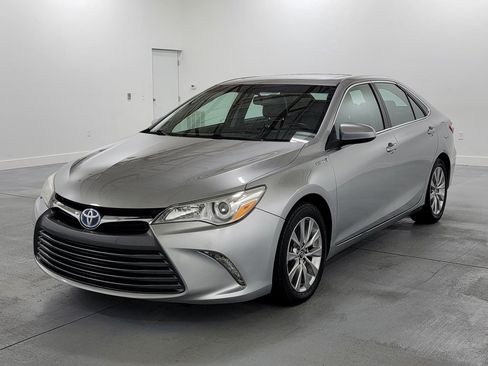 Used 2015 Toyota Camry XLE w/ Moonroof Package FWD image 4