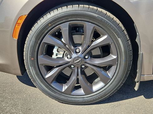 Used 2018 Chrysler Pacifica Touring-L FWD image 10