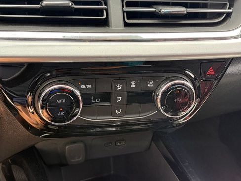 Used 2025 Chevrolet Trax LT FWD image 9
