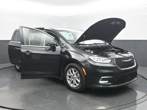Used 2023 Chrysler Pacifica Touring-L FWD image 52