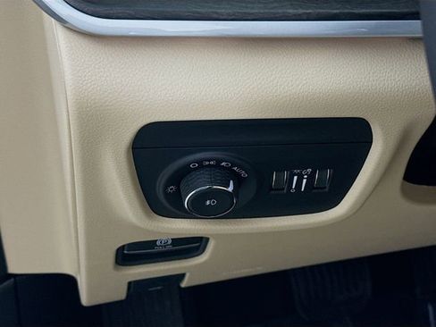 New 2025 Jeep Grand Cherokee L Limited w/ Luxury Tech Group II AWD/4WD image 10