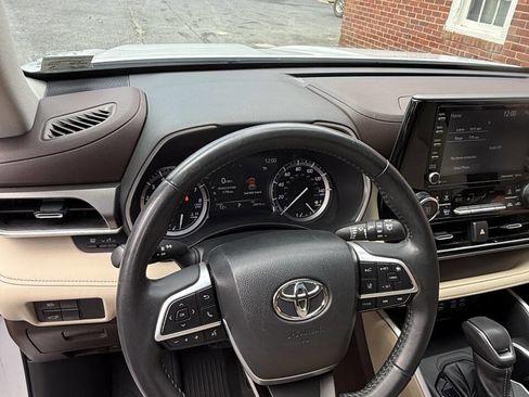 Used 2022 Toyota Highlander XLE image 8