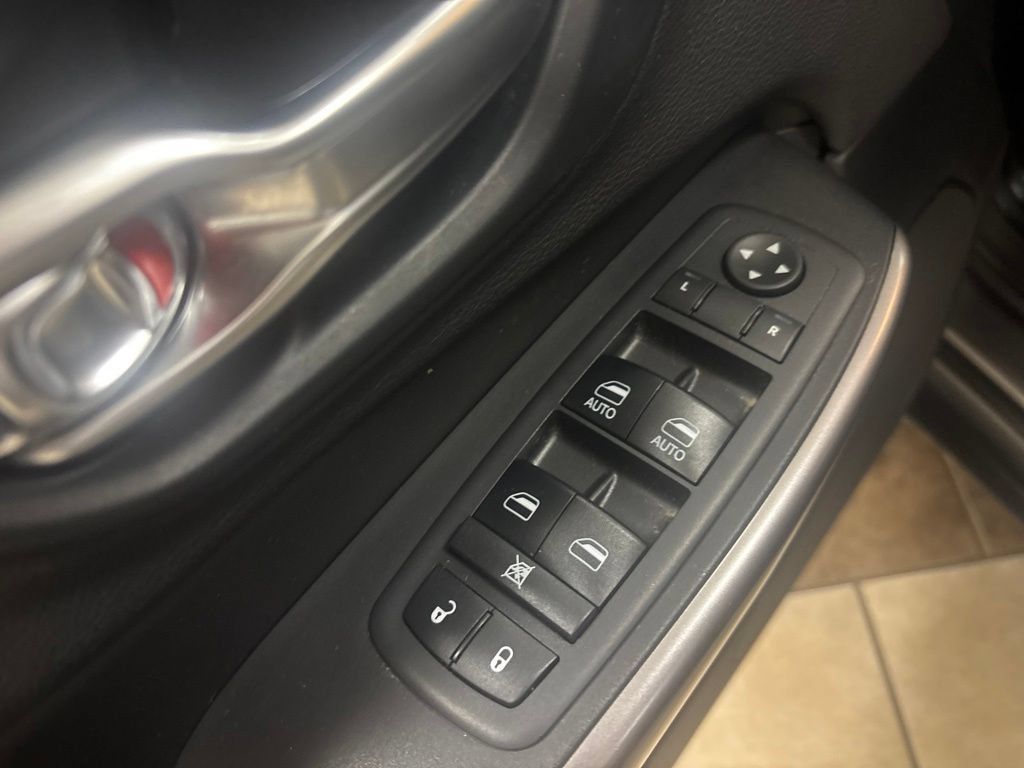 Used 2019 Jeep Cherokee Latitude Plus w/ Cold Weather Group AWD/4WD image 23