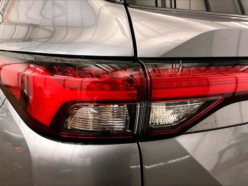 Used 2022 Mitsubishi Outlander SE image 28