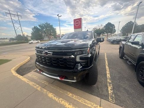 Used 2023 Chevrolet Silverado 1500 ZR2 w/ Technology Package AWD/4WD image 3