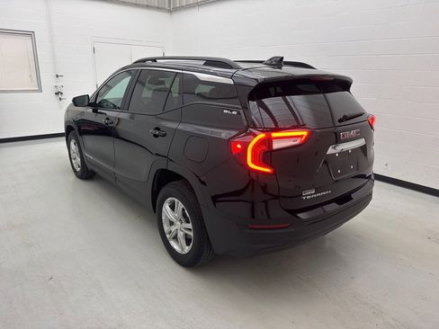 Used 2023 GMC Terrain SLE w/ Driver Convenience Package image 4