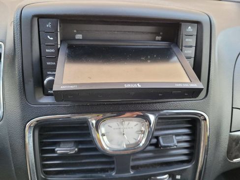 Used 2014 Chrysler Town & Country Touring-L w/ Driver Convenience Group image 17