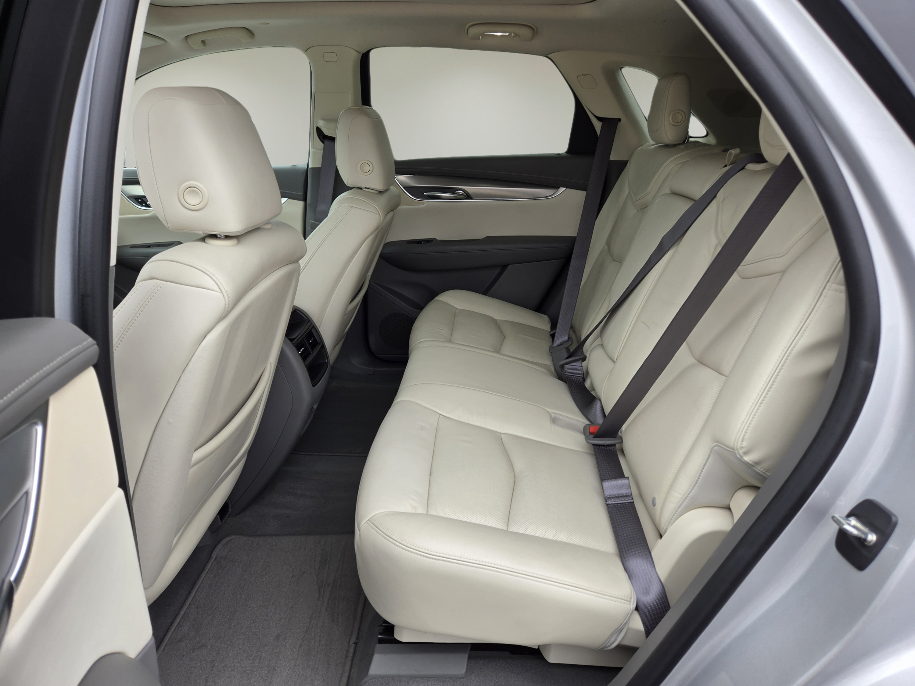 Used 2017 Cadillac XT5 Luxury w/ Driver Awareness Package FWD image 11