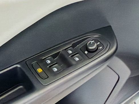 New 2026 Volkswagen Taos SE image 18