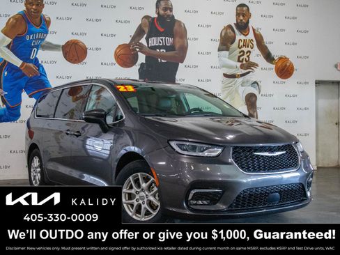 Used 2023 Chrysler Pacifica Touring-L FWD image 1