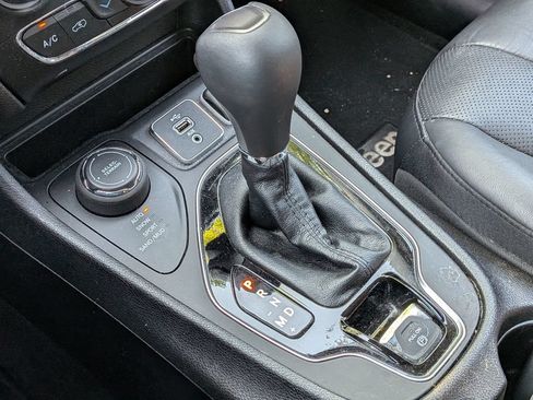 Used 2019 Jeep Cherokee Limited AWD/4WD image 20