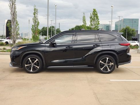 Used 2021 Toyota Highlander XSE FWD image 4