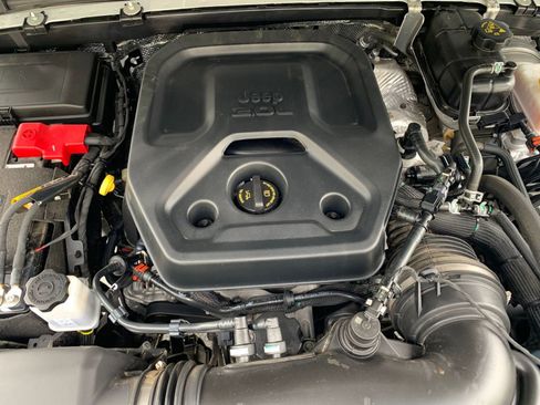 Used 2025 Jeep Wrangler Sahara image 31