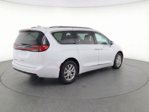 Used 2024 Chrysler Pacifica Touring-L image 9