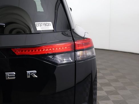 Used 2024 Nissan Pathfinder S image 11