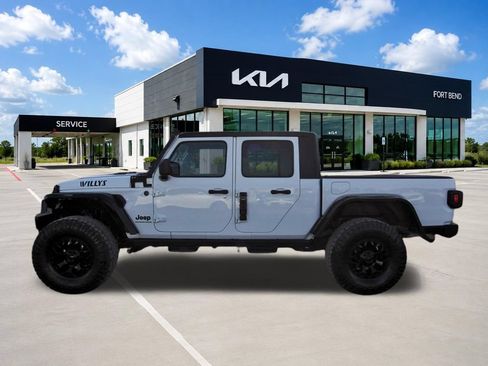 Used 2023 Jeep Gladiator Overland AWD/4WD image 8