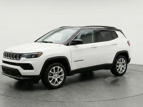 Used 2025 Jeep Compass Limited AWD/4WD image 3