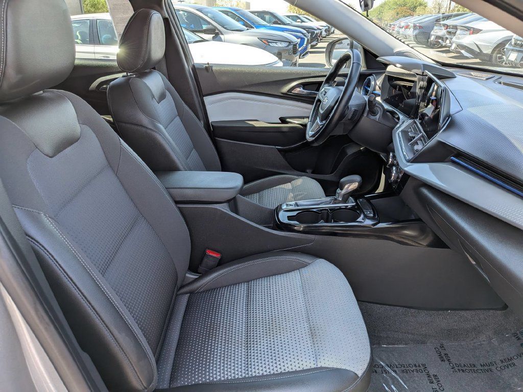 Used 2025 Chevrolet Trax LT w/ LT Convenience Package FWD image 30