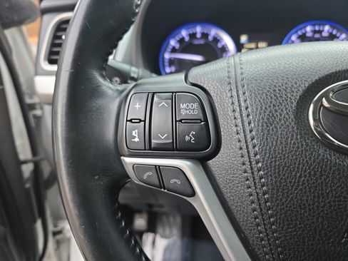 Used 2018 Toyota Highlander XLE image 16