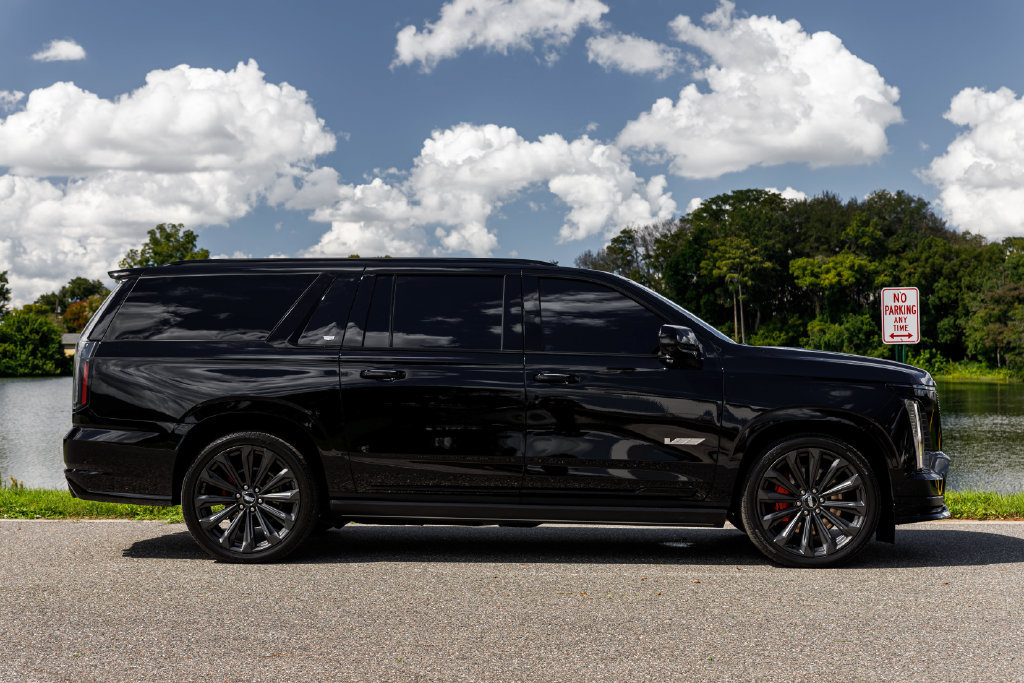 Used 2025 Cadillac Escalade ESV V AWD/4WD image 2
