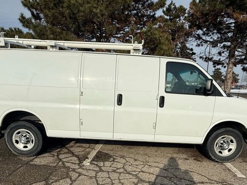 Used 2017 Chevrolet Express 3500 Extended image 5