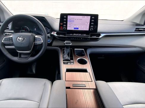 Used 2024 Toyota Sienna XLE FWD image 10