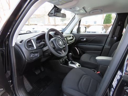 Used 2022 Jeep Renegade Latitude image 2