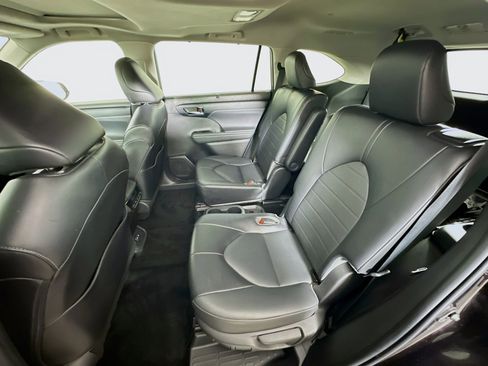 Used 2022 Toyota Highlander XLE image 28