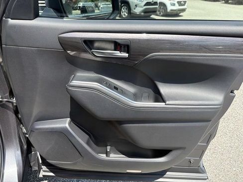 Certified 2024 Toyota Highlander Platinum FWD image 15