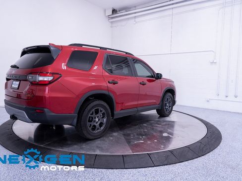 Used 2025 Honda Pilot TrailSport image 34
