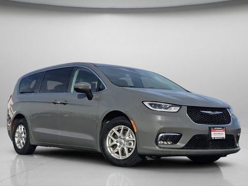 Used 2023 Chrysler Pacifica Touring-L image 2