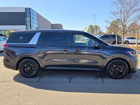 Certified 2023 Kia Carnival LX image 8