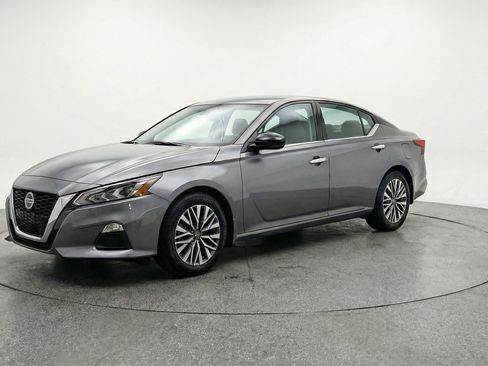 Used 2025 Nissan Altima 2.5 SV image 3