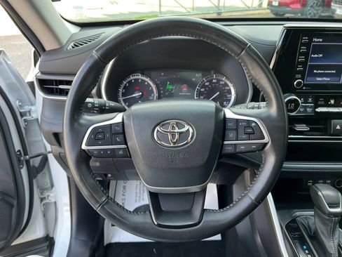 Used 2022 Toyota Highlander XLE FWD image 17