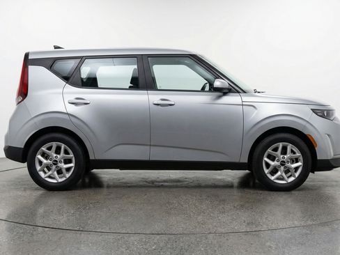 Used 2025 Kia Soul LX w/ LX Technology Package FWD image 11