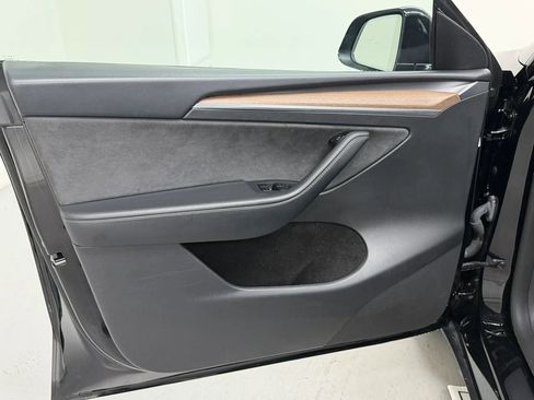 Used 2025 Tesla Model Y Long Range RWD image 17