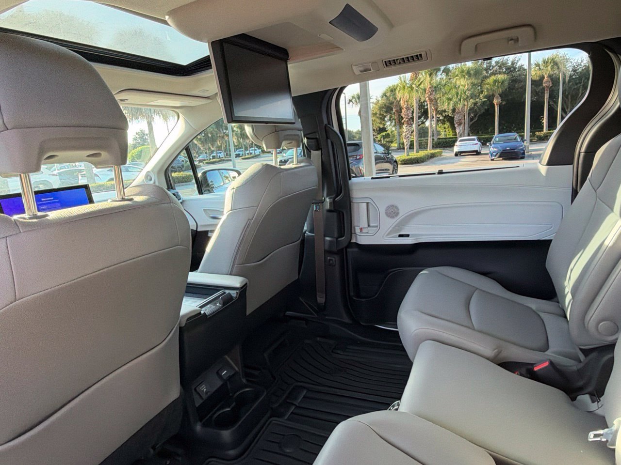 Used 2025 Toyota Sienna XLE w/ XLE Plus Package FWD image 8