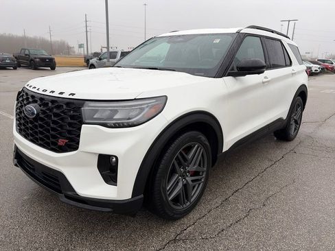 Used 2025 Ford Explorer ST image 3