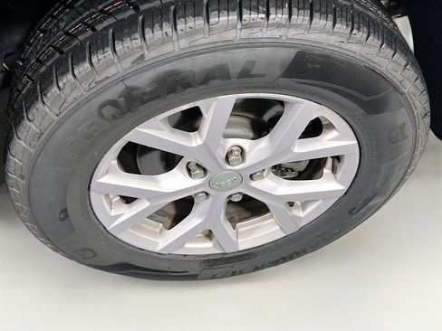 Used 2022 Jeep Grand Cherokee Limited image 30