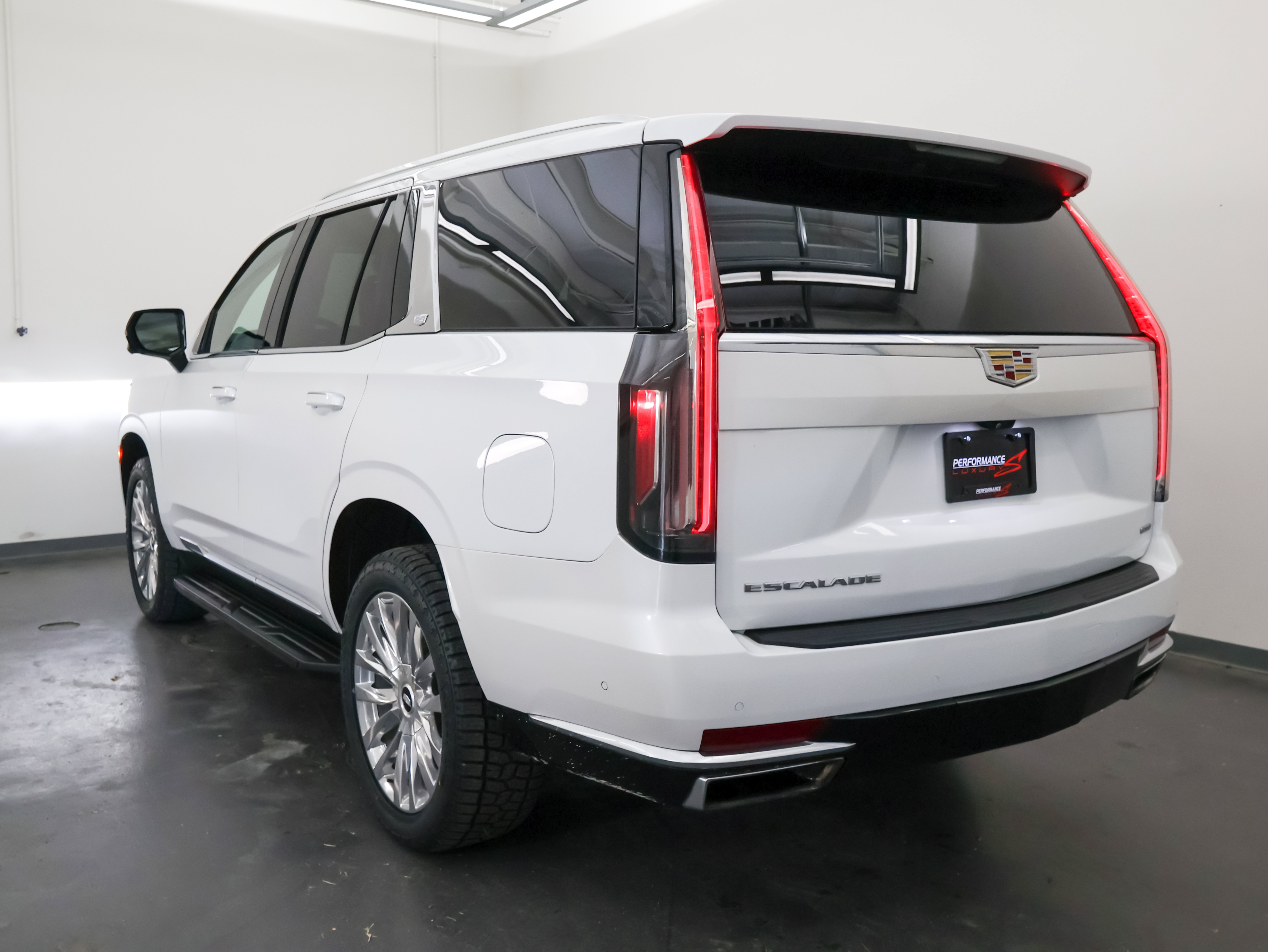 Used 2024 Cadillac Escalade Premium Luxury w/ Performance Package AWD/4WD image 5