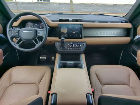 Certified 2025 Land Rover Defender 90 V8 AWD/4WD image 16