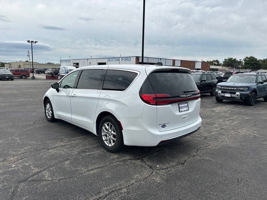 Used 2025 Chrysler Pacifica Select FWD image 5
