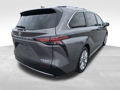 Used 2023 Toyota Sienna Platinum FWD image 3