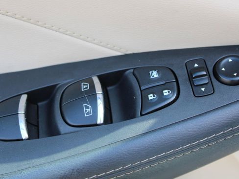 Used 2016 Nissan Maxima Platinum w/ Interior Lighting Package FWD image 15