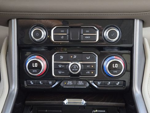Used 2024 GMC Yukon XL Denali AWD/4WD image 20