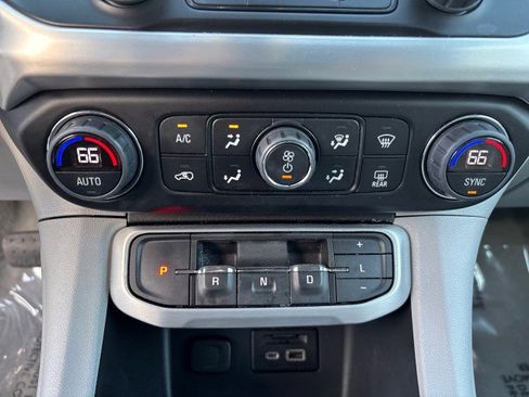 Used 2023 GMC Acadia SLT w/ Technology Package image 21