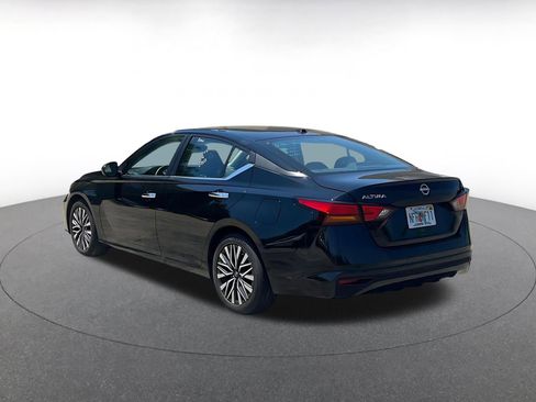 Used 2025 Nissan Altima 2.5 SV FWD image 11