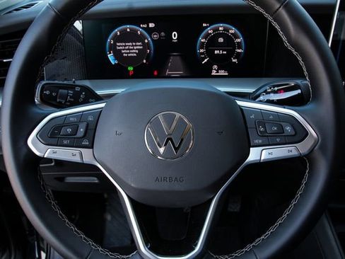 Certified 2025 Volkswagen Tiguan SE image 17